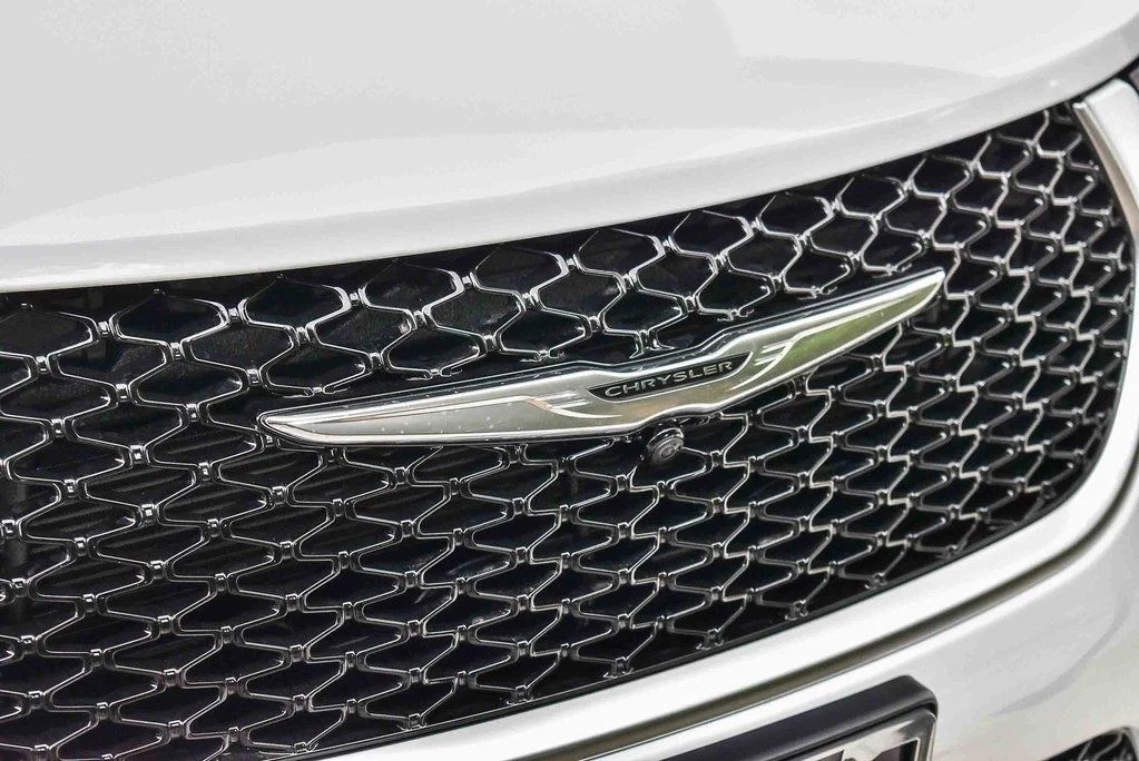 New 2026 Bright White Clear-Coat Exterior Paint Chrysler Pinnacle image 9