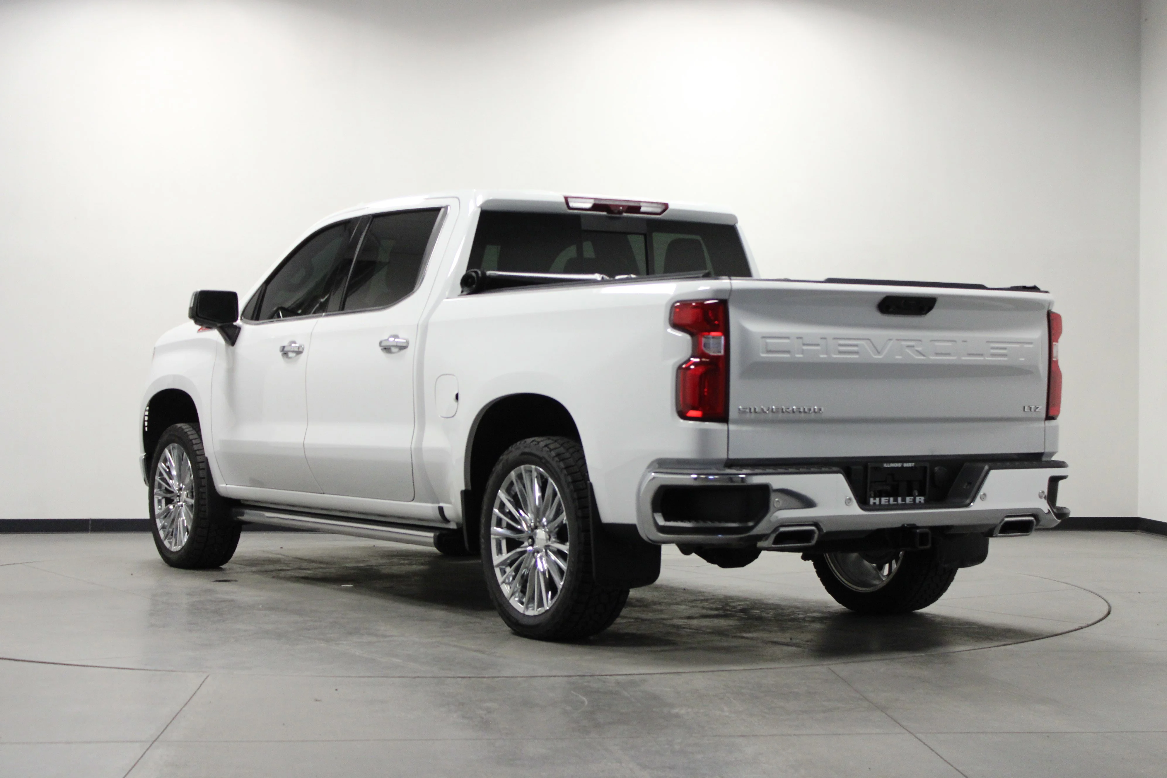 Used 2022 Summit White Chevrolet LTZ image 6