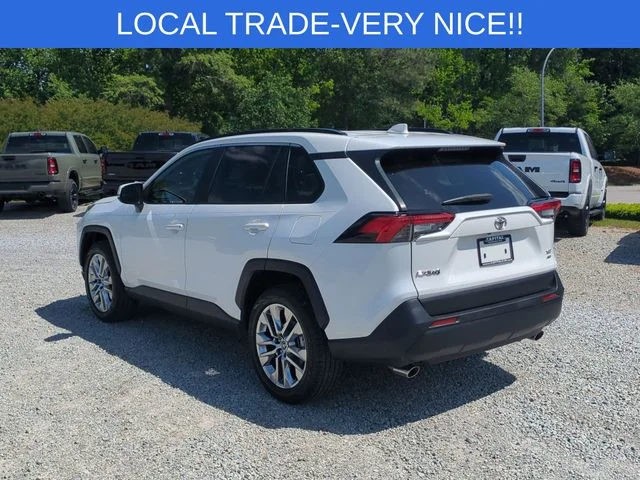 Used 2019 White Toyota XLE Premium image 3