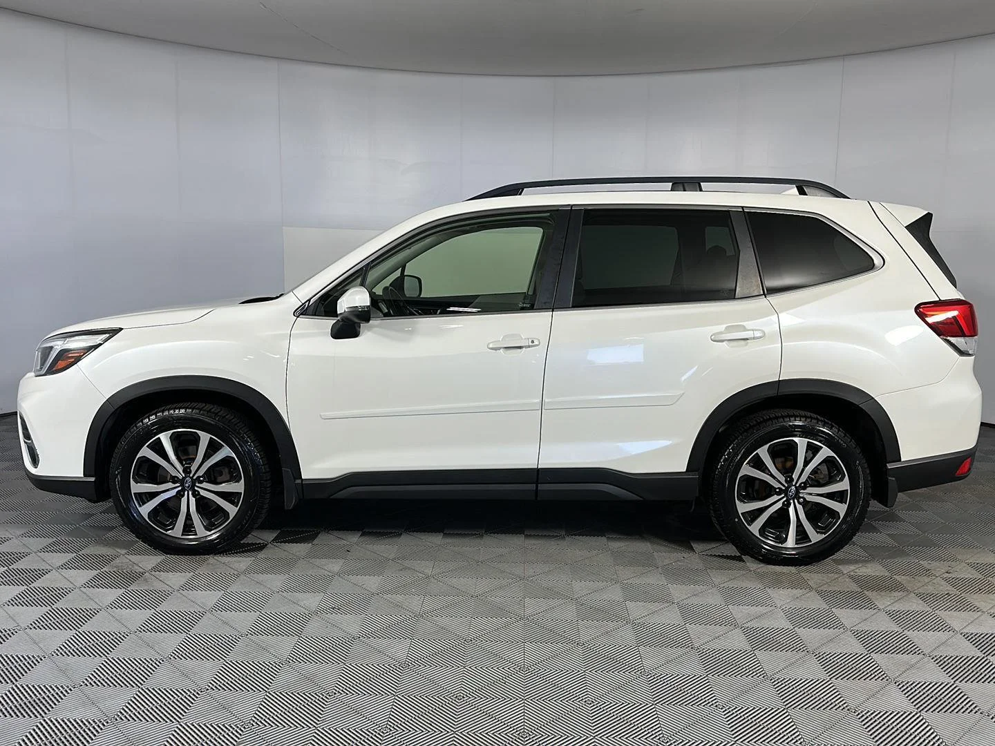 Used 2020 Crystal White Pearl Subaru Limited image 18