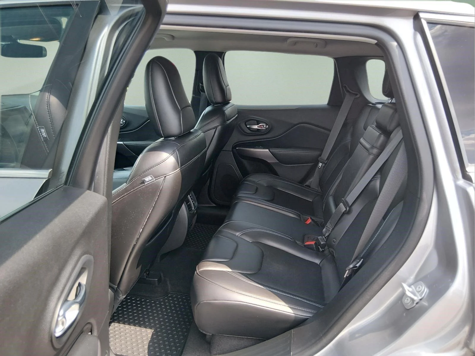 Used 2019 Granite Crystal Metallic Clearcoat Jeep Latitude Plus image 22