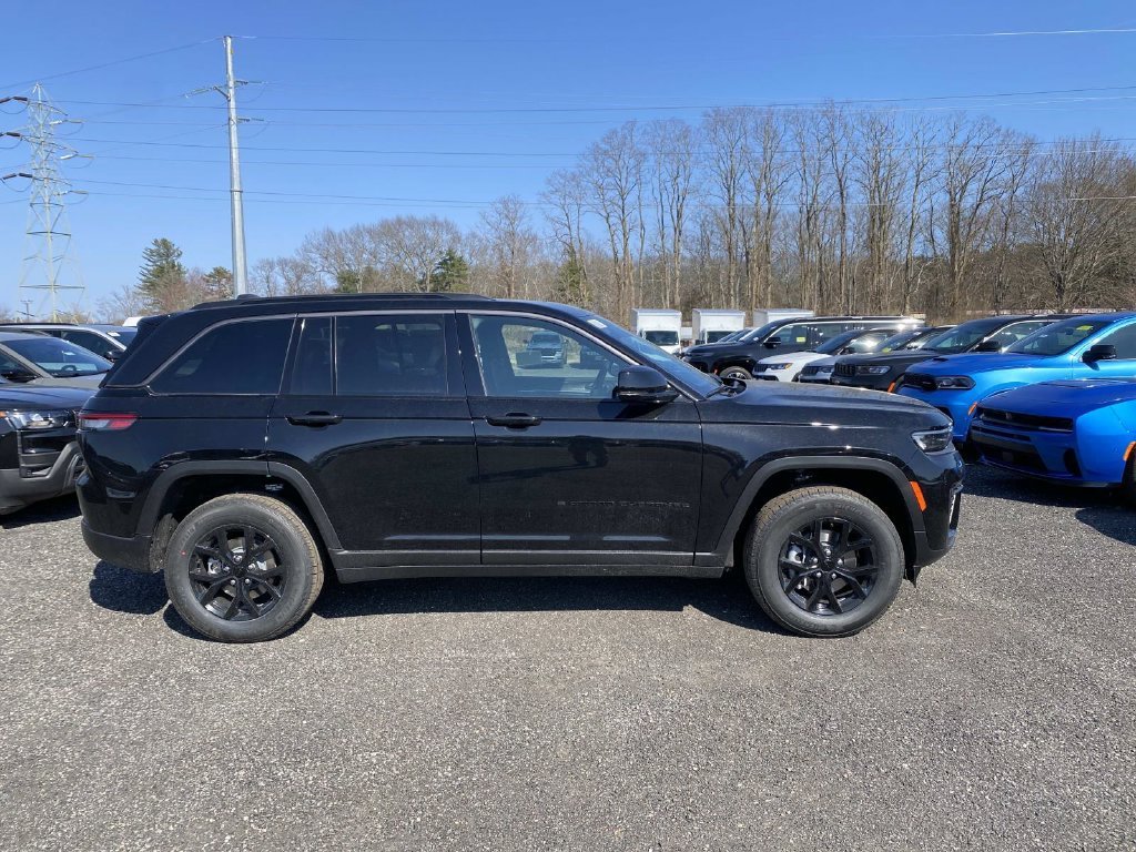 New 2026 Diamond Black Crystal Pearl-Coat Exterior Paint Jeep Altitude image 2