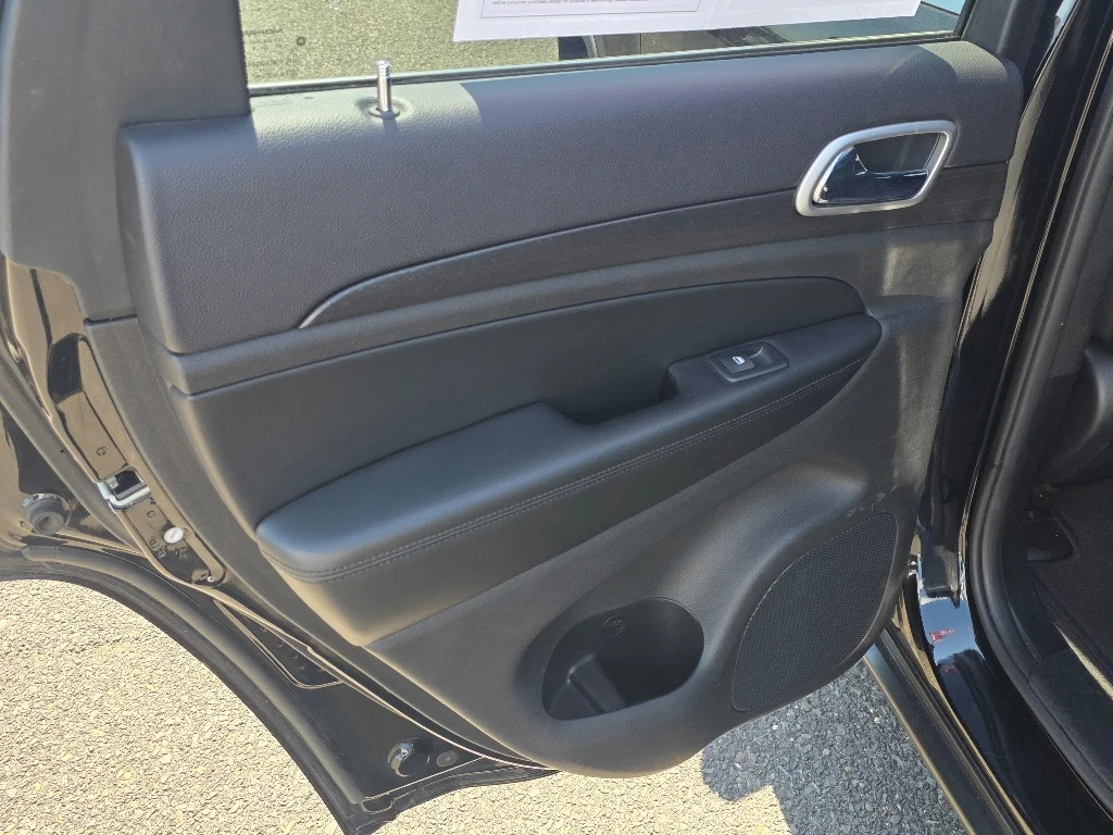 Used 2018 Diamond Black Crystal Pearlcoat Jeep Laredo E image 29