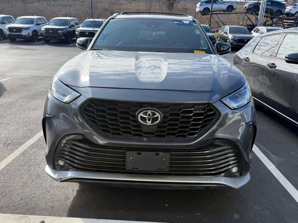 Used 2021 Toyota Highlander XSE with VIN 5TDJZRBH4MS063574 for sale in Kansas City