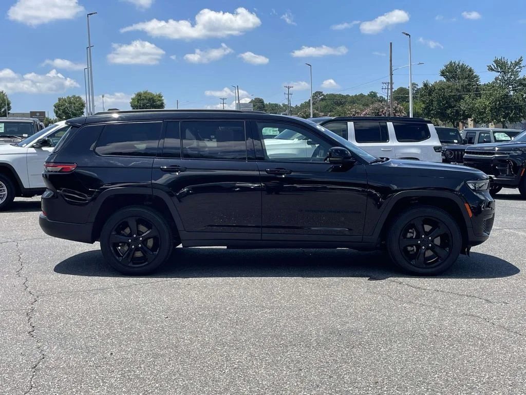 Used 2023 Black Jeep Altitude image 9