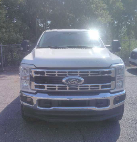 Used 2023 Oxford White Ford XLT image 3