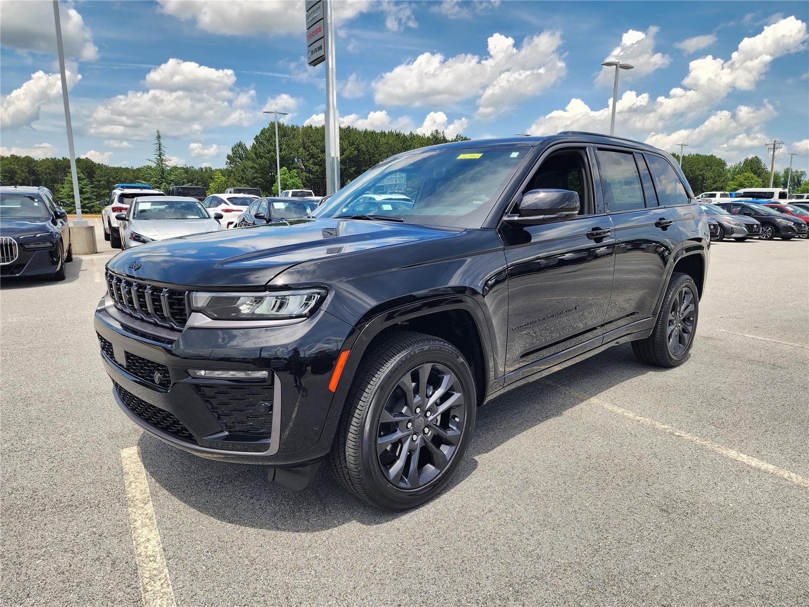 New 2026 Diamond Black Crystal Pearl-Coat Exterior Paint Jeep Limited Reserve image 3