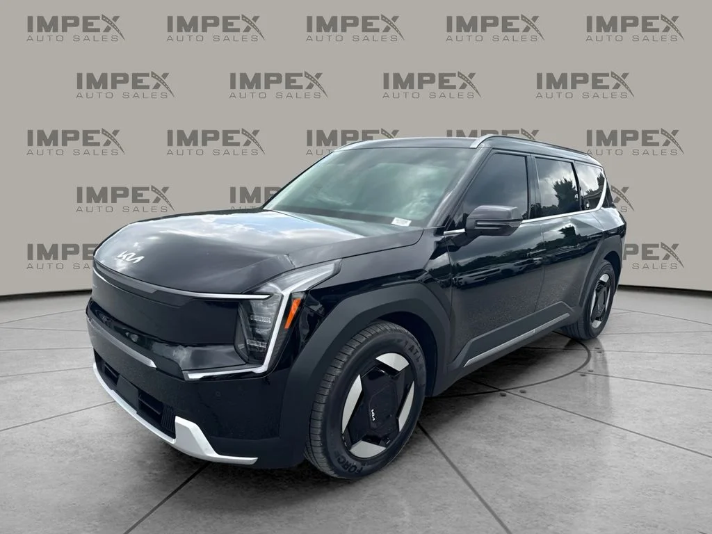 Used 2024 Black Kia Wind image 1