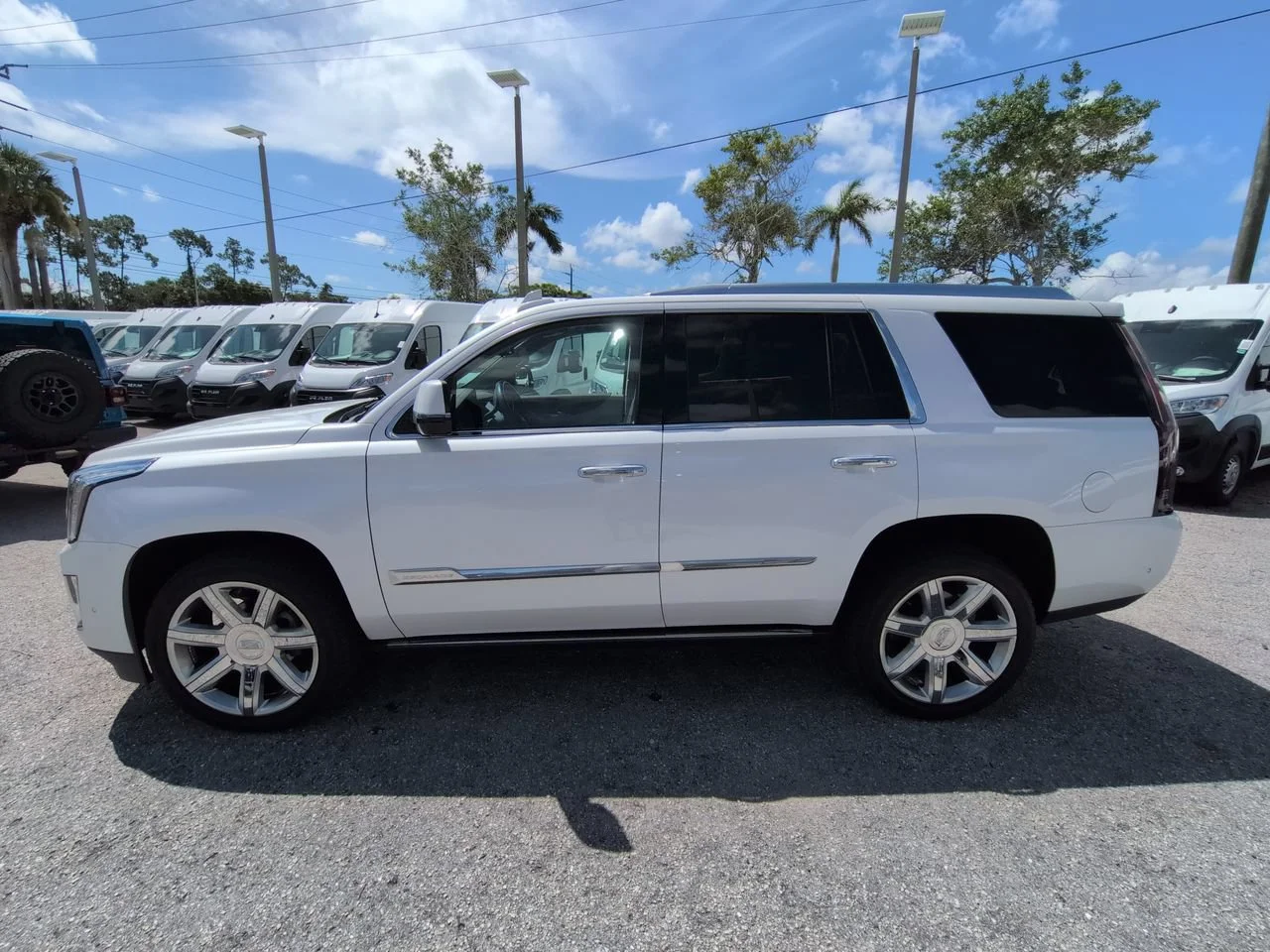 Used 2017 Crystal White Tricoat Cadillac Premium Luxury image 8