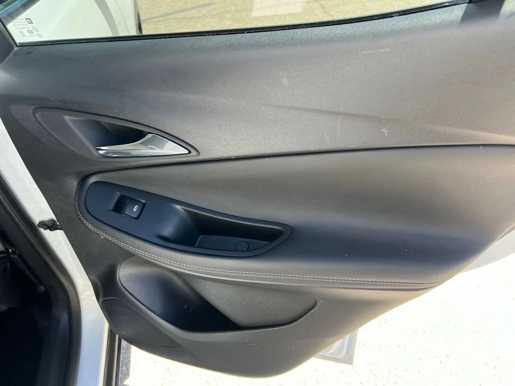 Used 2022 Summit White Buick Select image 22