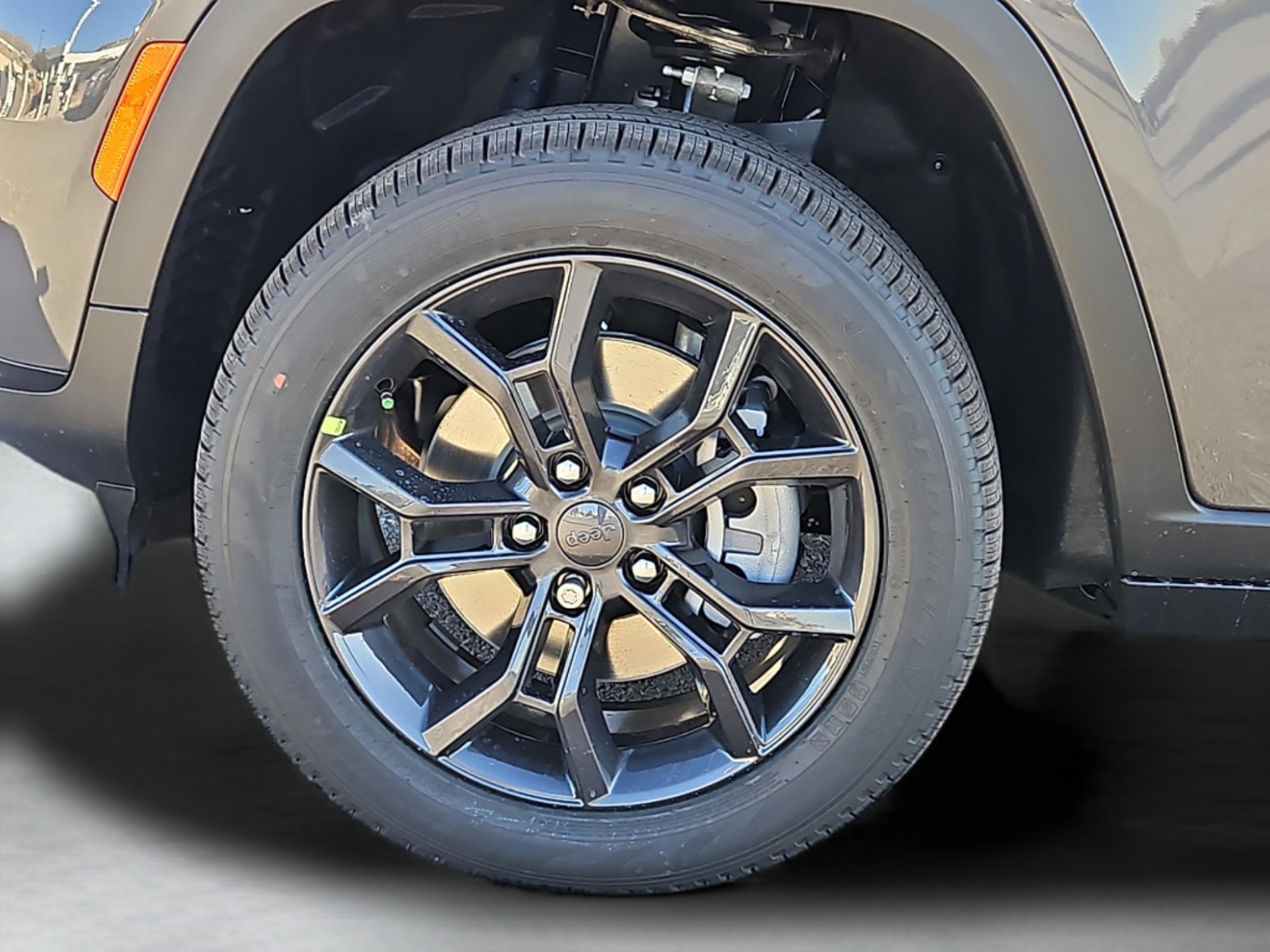 New 2025 Baltic Gray Metallic Clear-Coat Exterior Paint Jeep Altitude image 7