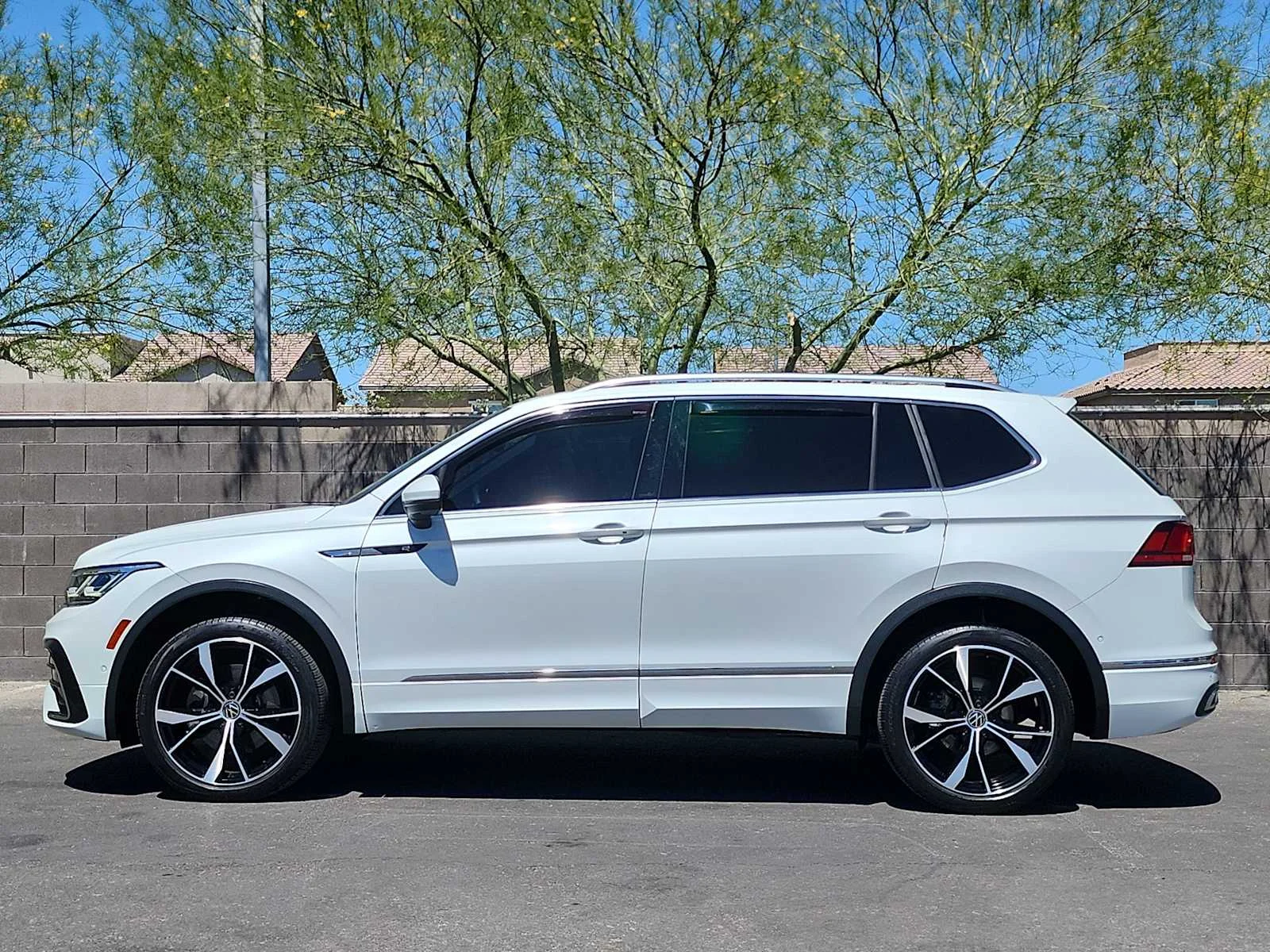 Used 2022 Oryx White Pearl Volkswagen SEL R-Line image 5