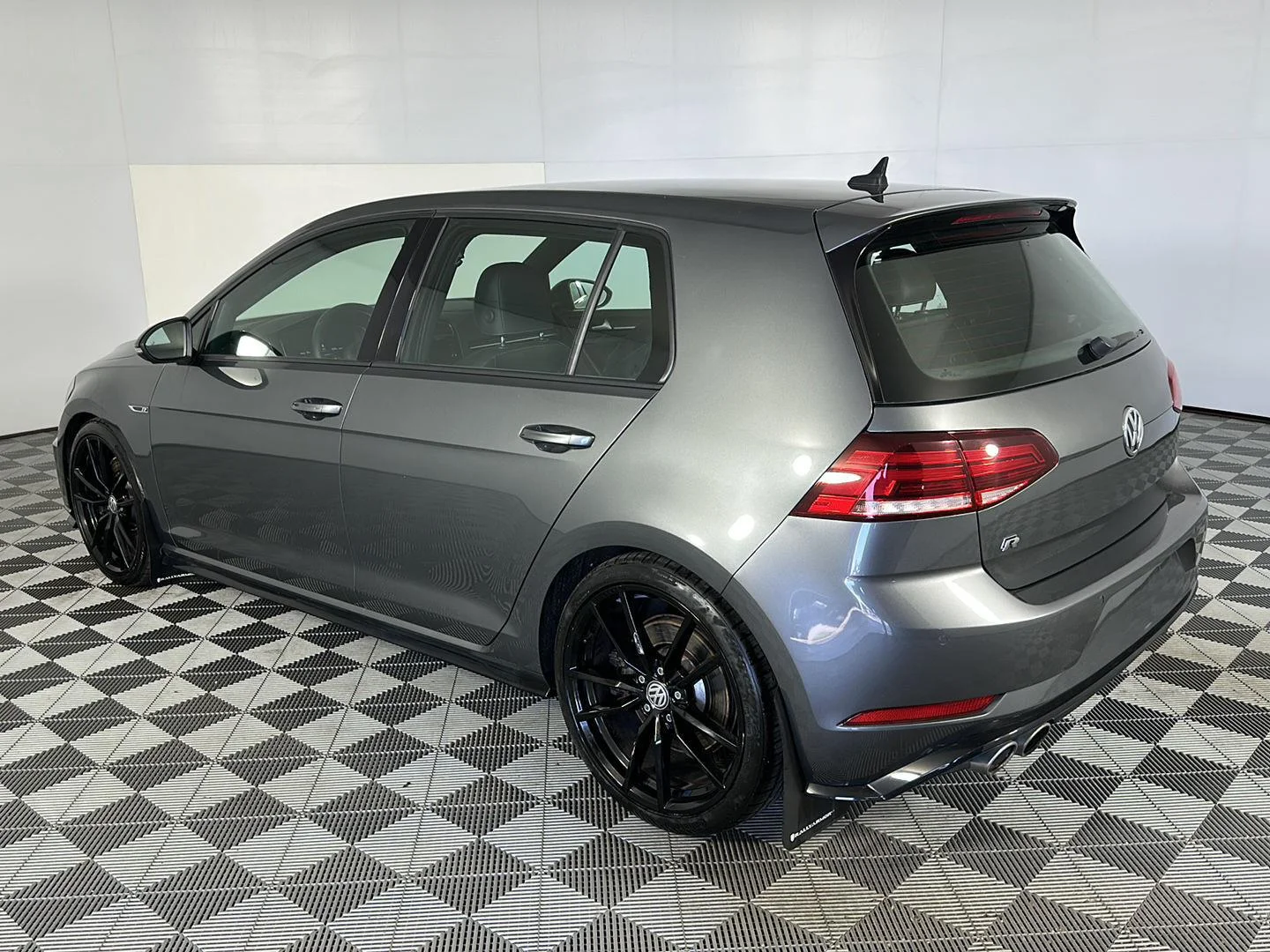 Used 2019 Indium Gray Metallic Volkswagen 4Motion image 5