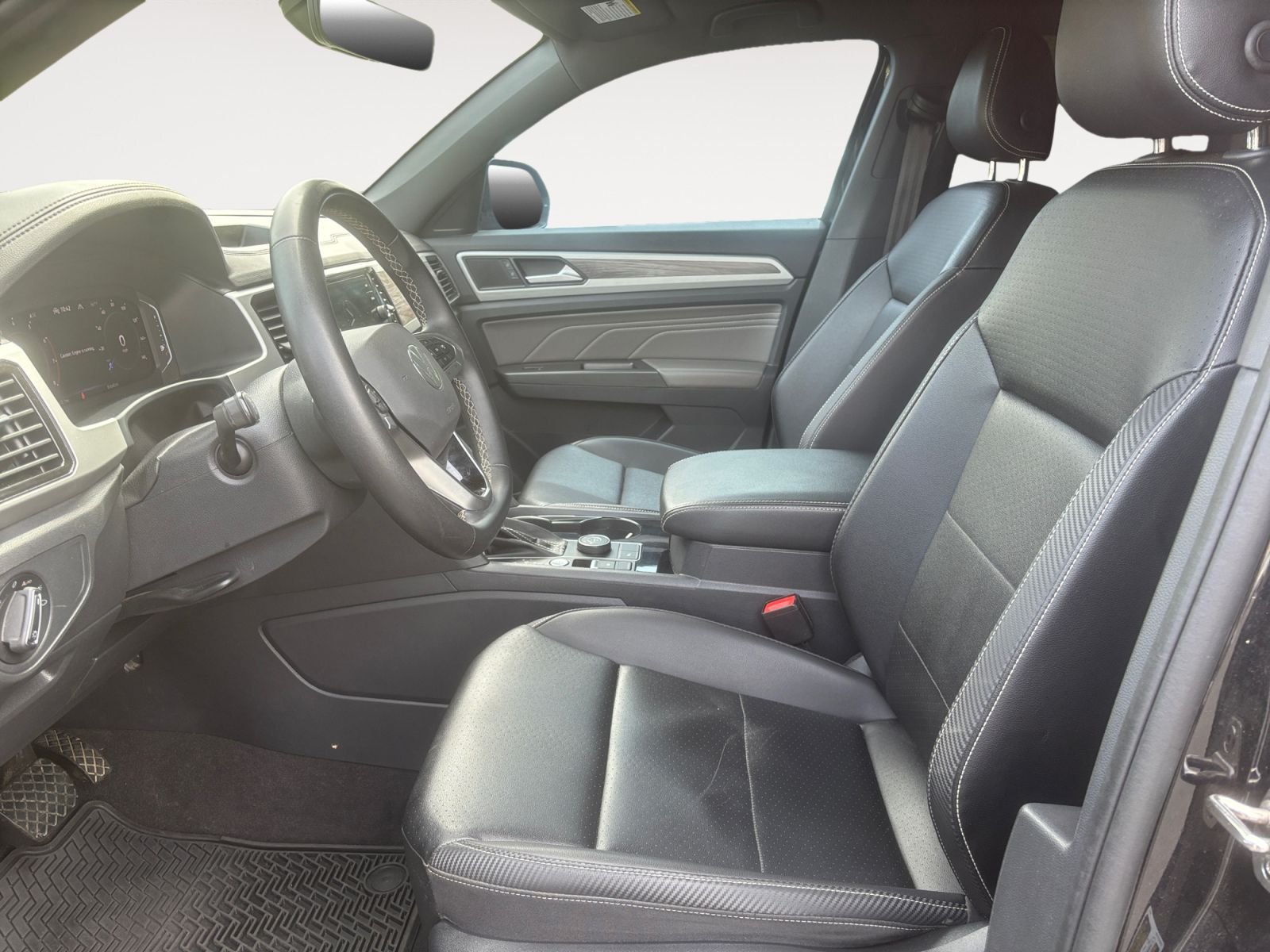 Used 2022 Black Volkswagen 2.0T SE w/Technology image 9