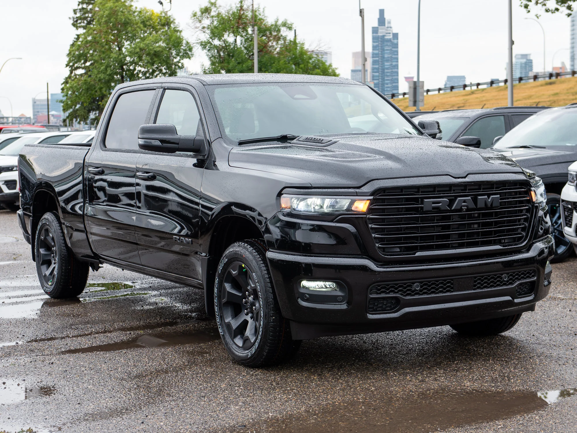 New 2026 Black RAM Sport* Crew Cab 4x4, Panoramic Sunroof, Heated Seats/Wheel, Nav image 9
