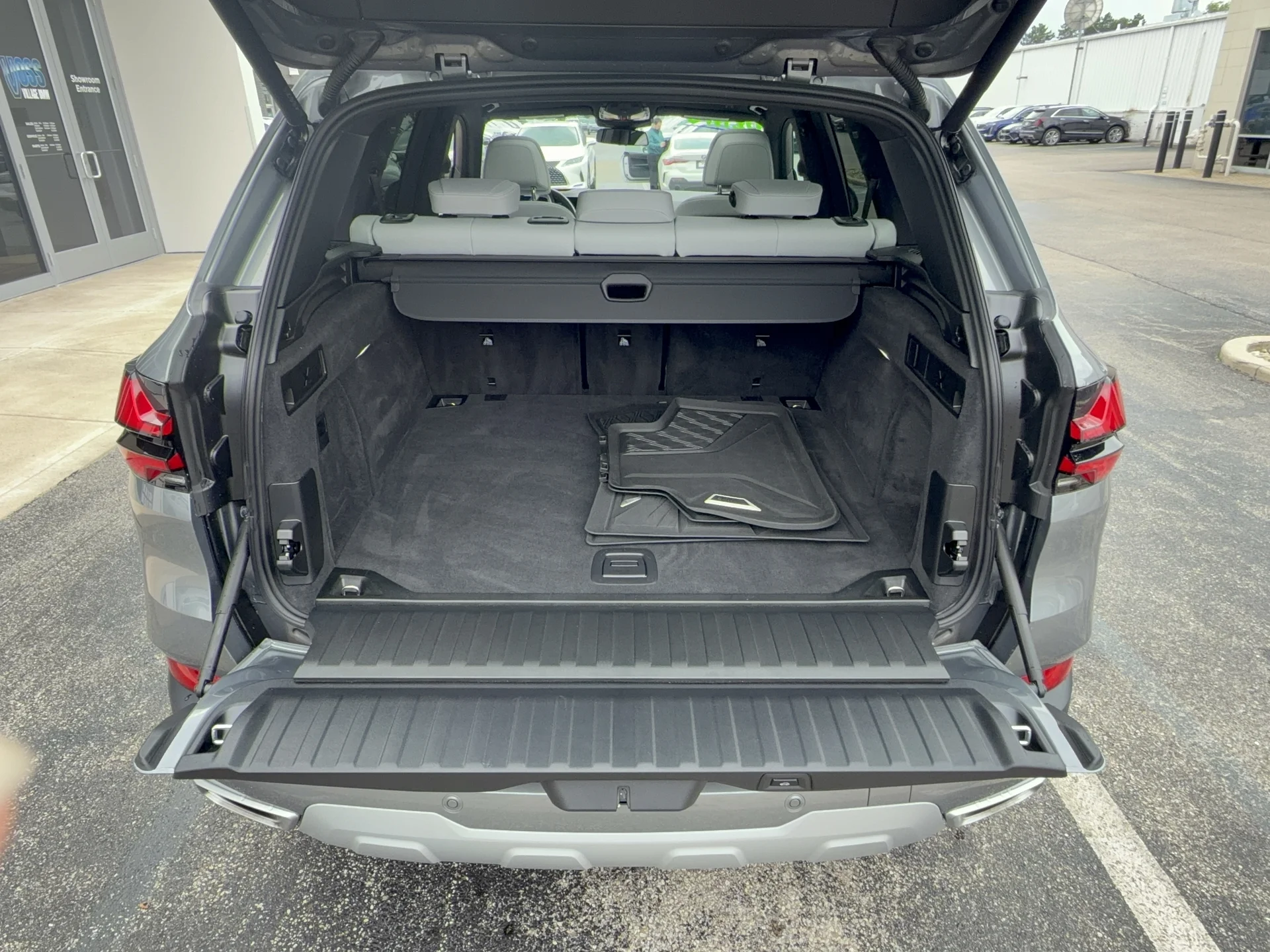 New 2026 Skyscraper Grey Metallic BMW xDrive40i image 5