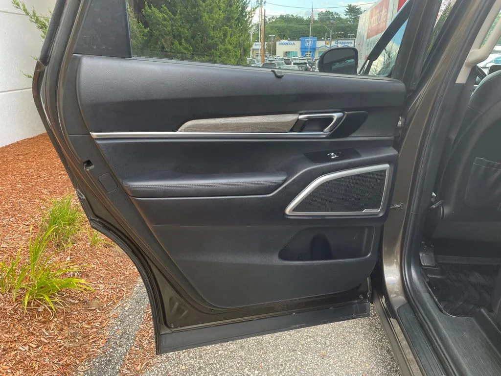 Used 2022 Green Kia EX image 19