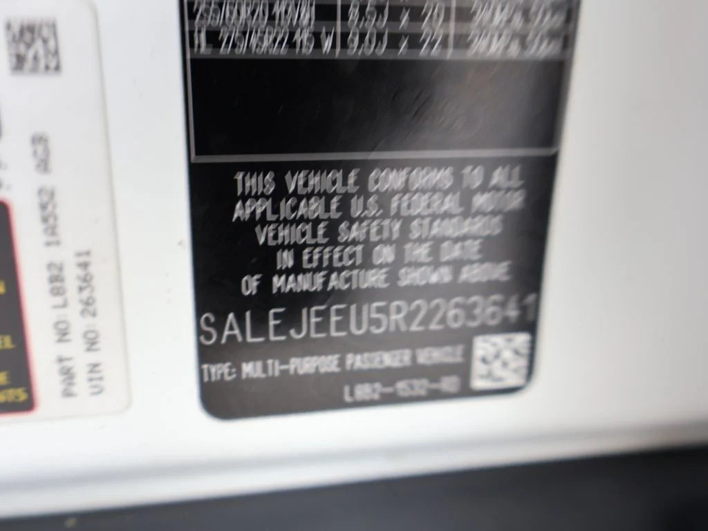Used 2024 Fuji White Land Rover  image 39