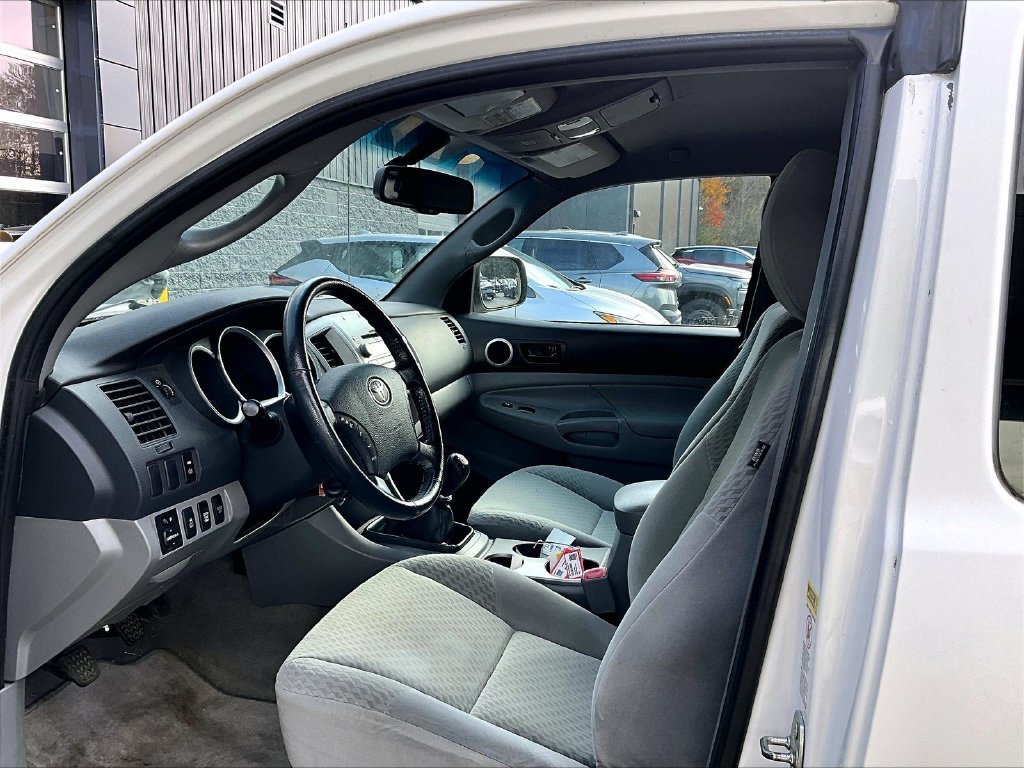 Used 2010 White Toyota Base image 7