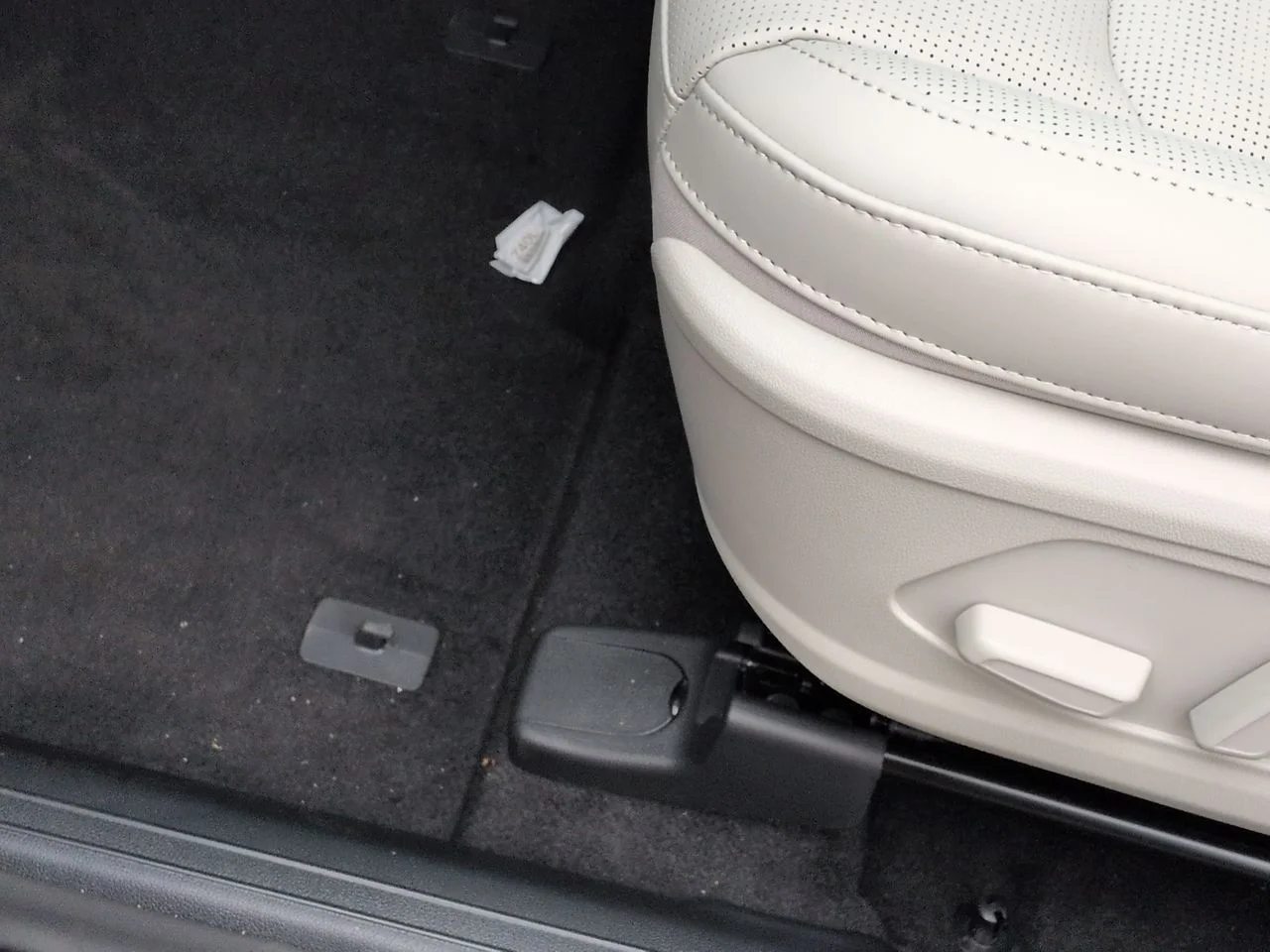 New 2026 Volcanic Sand Kia EX AWD image 36
