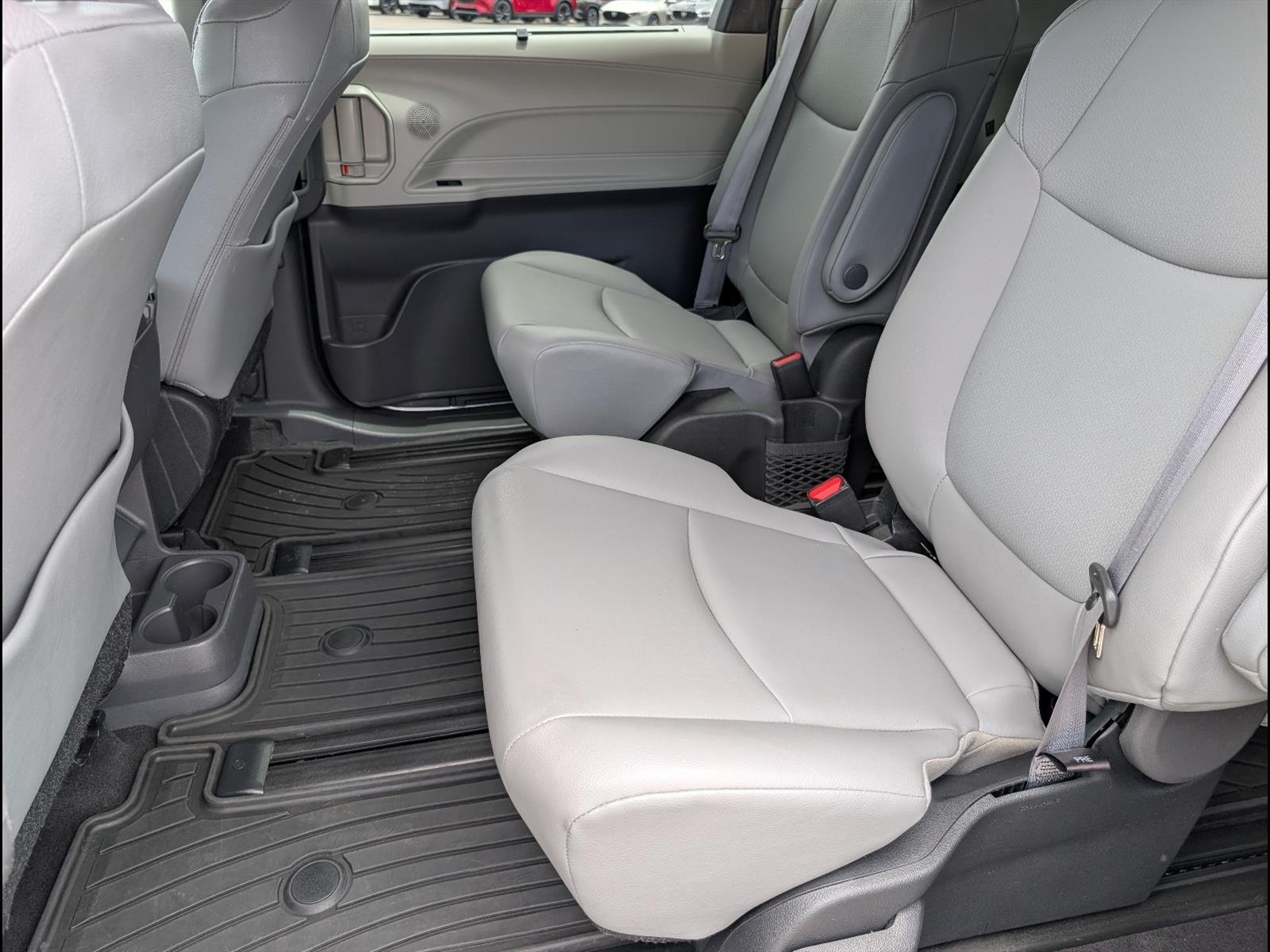 2022 Toyota Sienna XLE - Photo 12