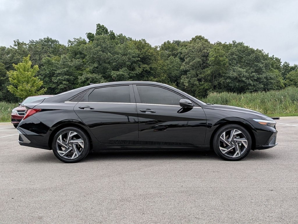 2025 Hyundai Elantra Limited - Photo 8