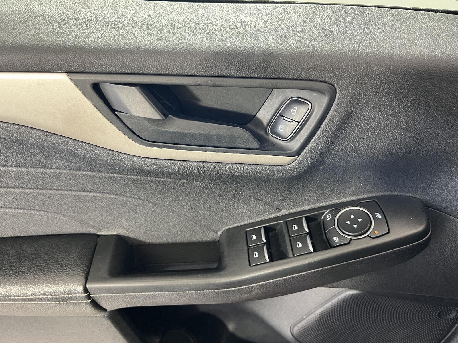 Used 2022 Wh Ford SE image 6