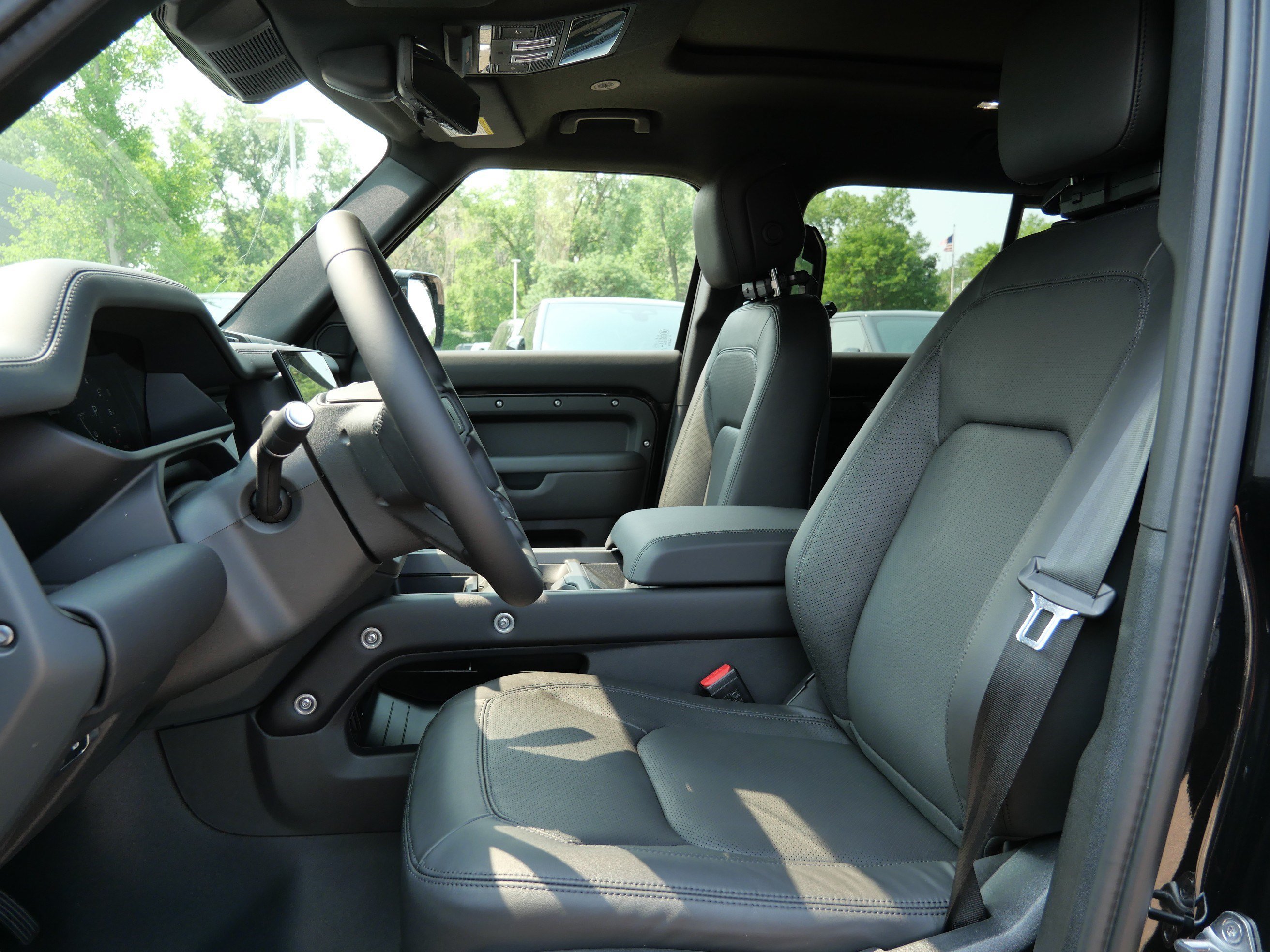 New 2026 Santorini Black Land Rover X-Dynamic SE image 3