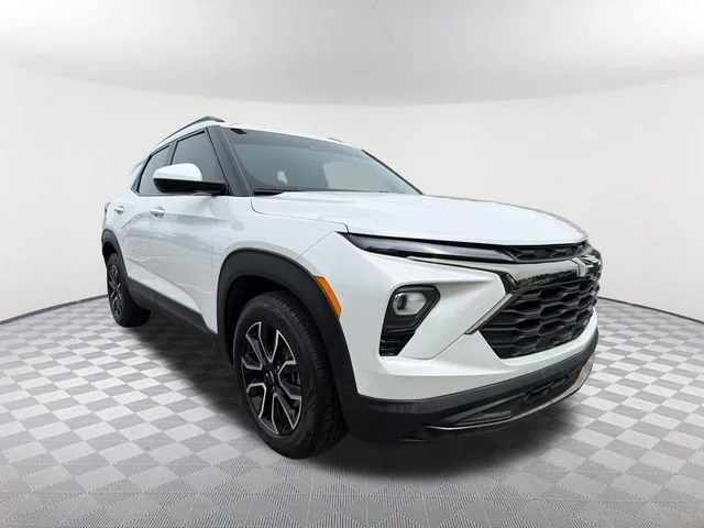Used 2024 Iridescent Pearl Tricoat Chevrolet ACTIV image 3