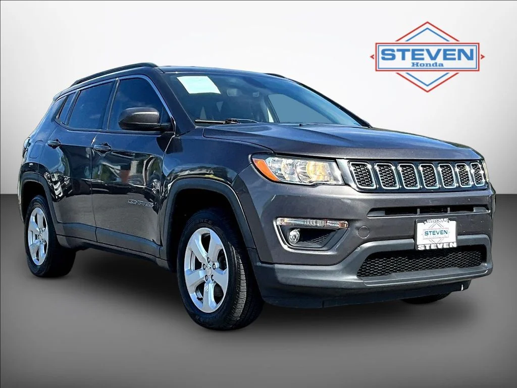 Used 2019 Crystal Metallic Jeep Latitude image 1