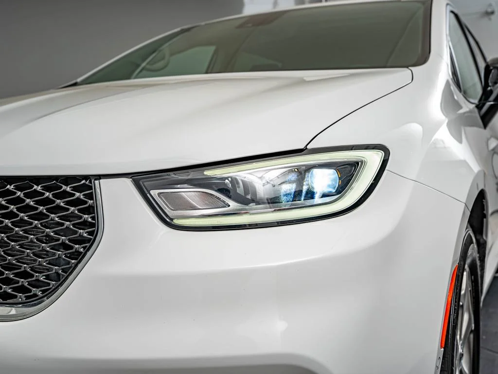 Used 2024 Bright White Clearcoat Chrysler Limited image 13