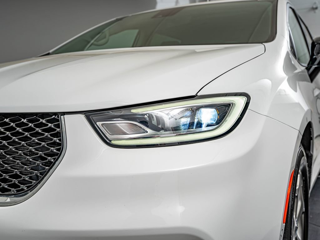 Used 2024 Bright White Clearcoat Chrysler Limited image 13