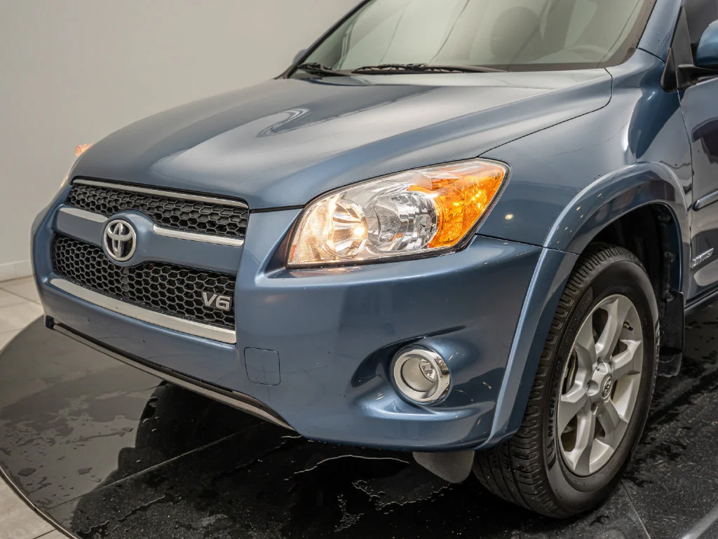 Used 2011 Pacific Blue Metallic Toyota Limited image 3