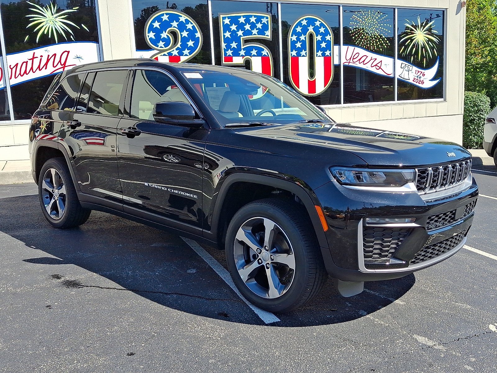 New 2026 Diamond Black Crystal Pearl-Coat Exterior Paint Jeep Limited image 2