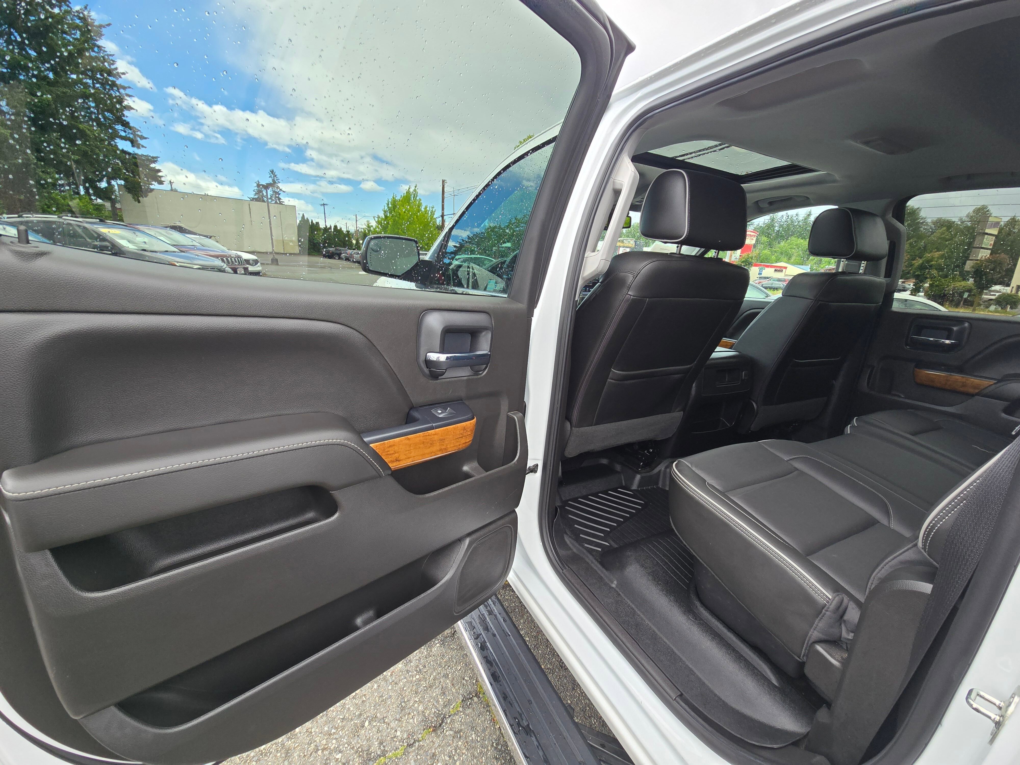Used 2018 IRIDESCENT PEARL TRICOAT Chevrolet High Country image 15