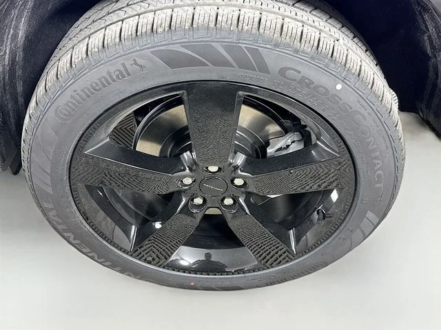 New 2026 Fuji White Land Rover X-Dynamic SE image 33