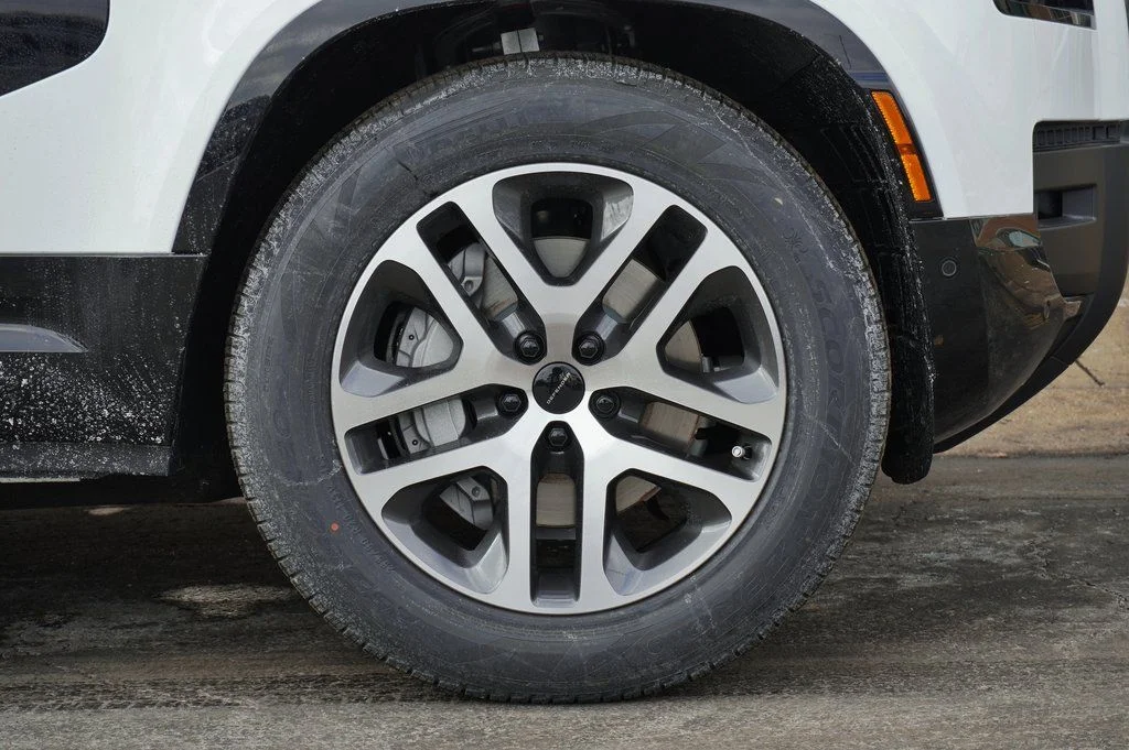 Certified Used 2026 White Land Rover X-Dynamic SE image 10