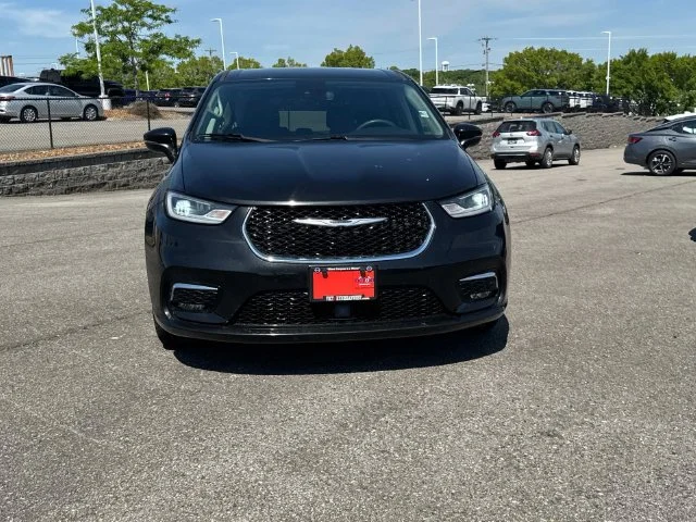Used 2023 Black Chrysler Touring L image 10