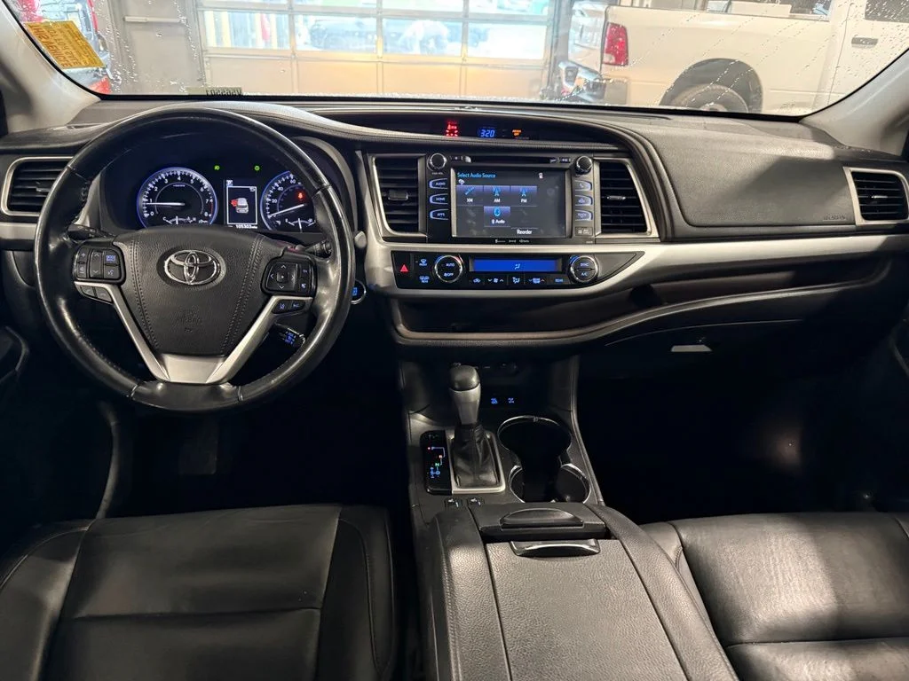 Used 2019 Silver Toyota XLE image 7