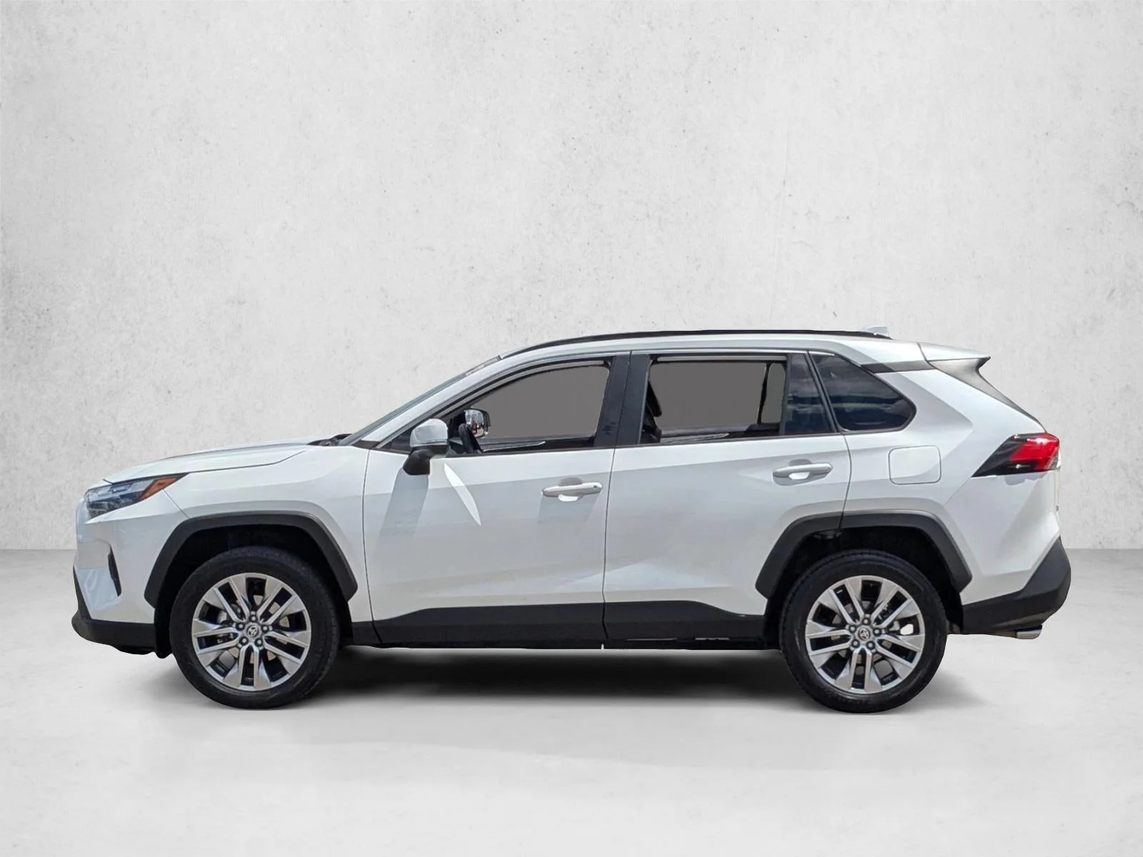 Used 2023 White Toyota XLE Premium image 9