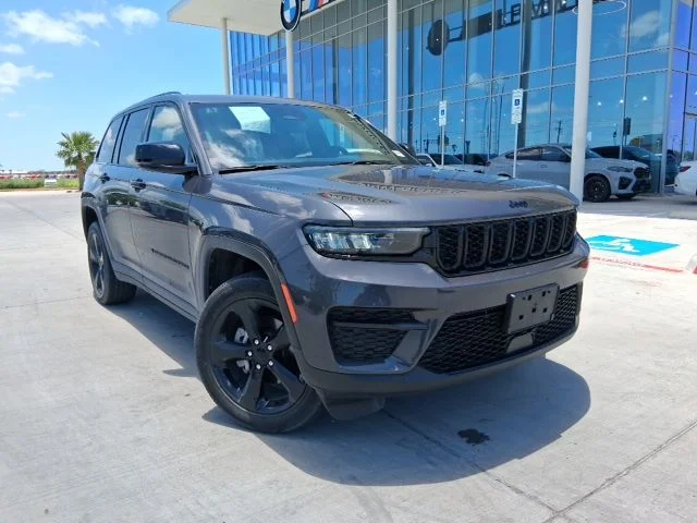 Used 2024 Gray Jeep Altitude image 1