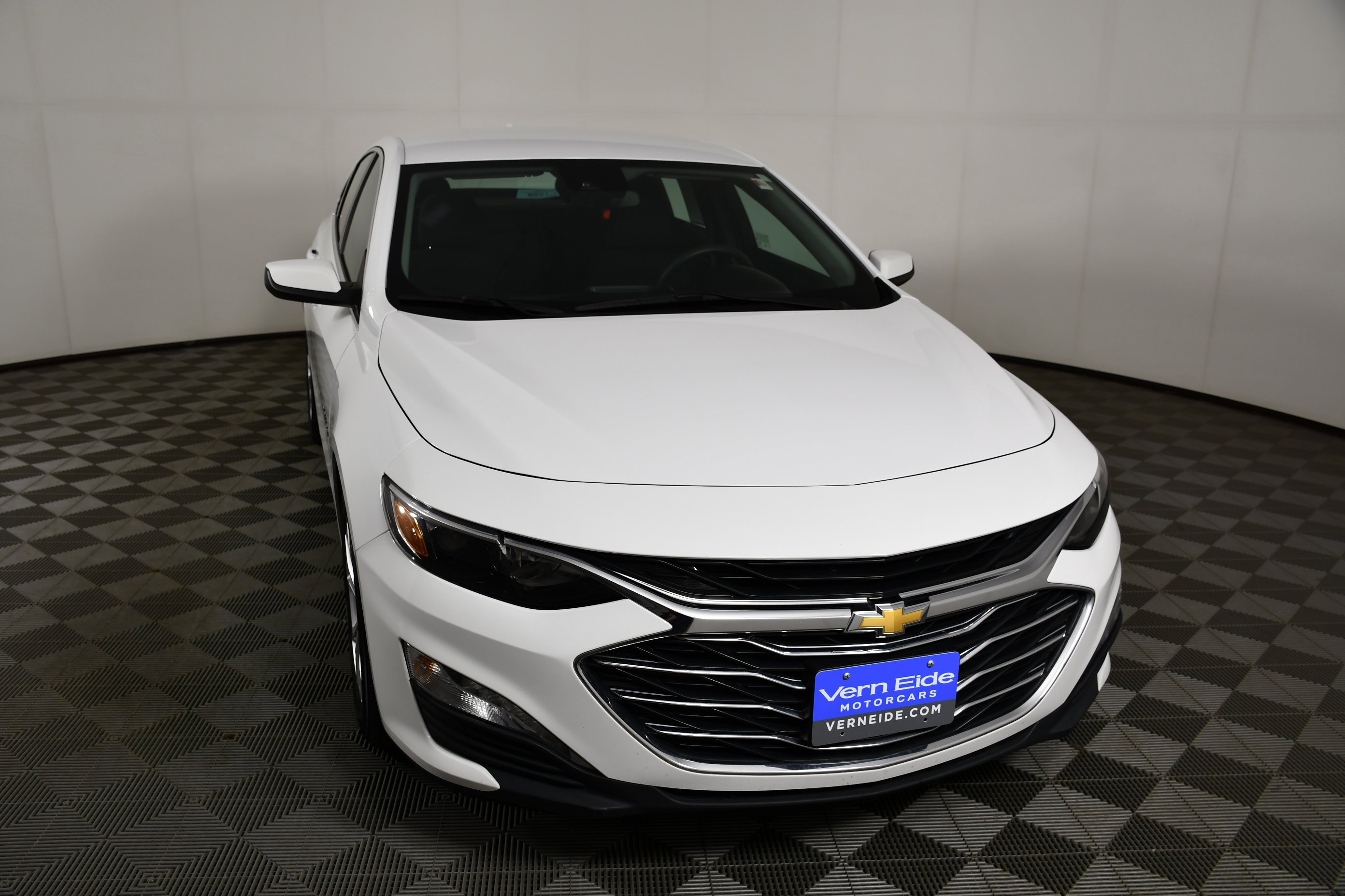 Used 2024 Summit White Chevrolet LT image 3