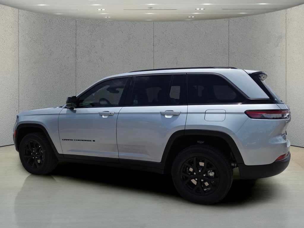 New 2026 Silver Zynith Exterior Paint Jeep Laredo Altitude image 8