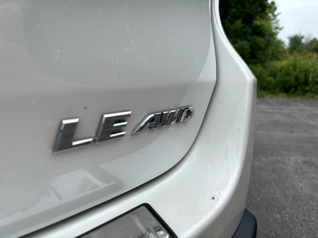 Used 2018 White Toyota LE image 16