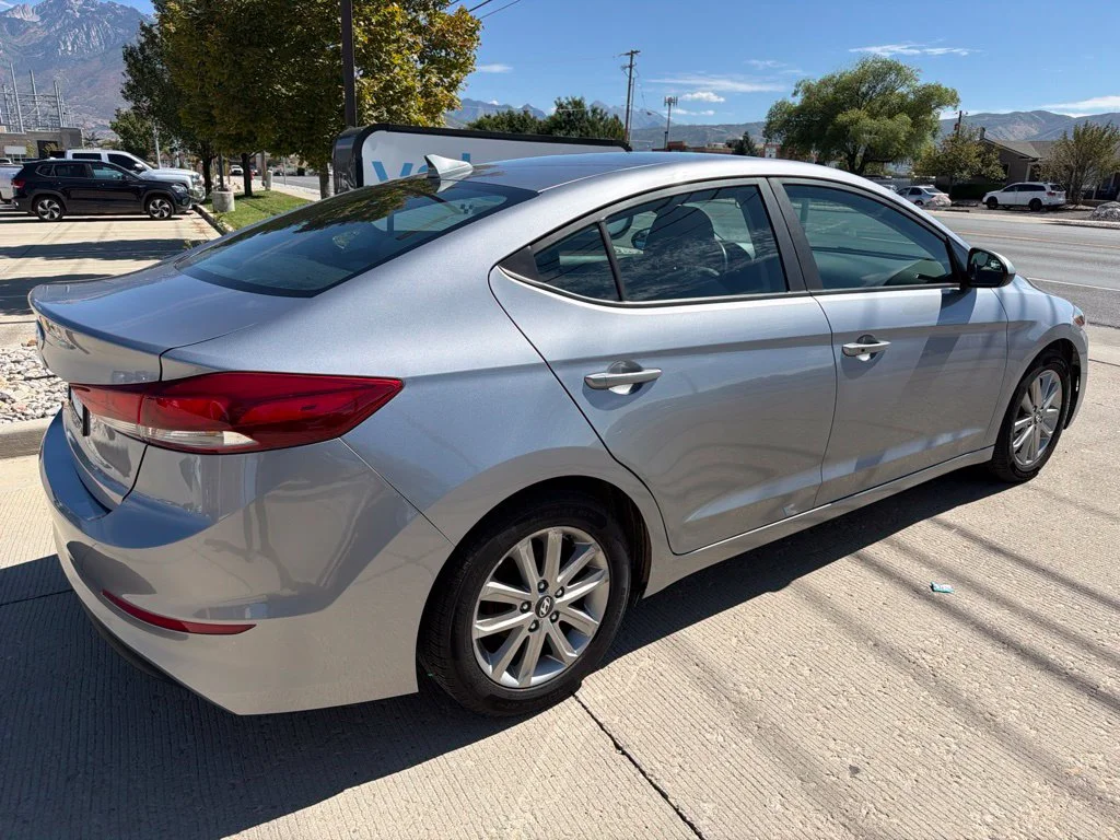 Used 2017 Gray Hyundai SE image 3