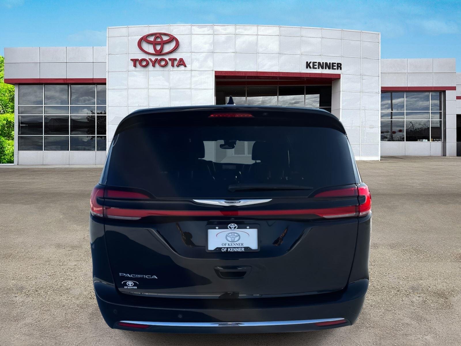 Used 2025 Diamond Black Crystal Pearlcoat Chrysler Select image 5