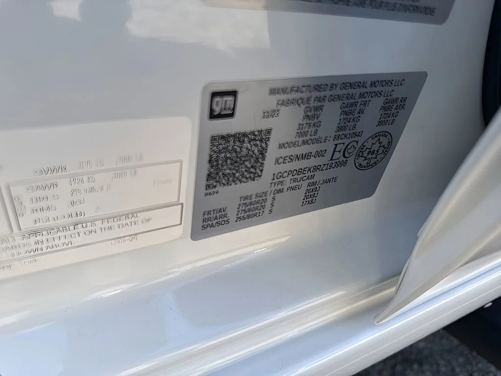 Used 2024 Summit White Chevrolet Custom image 34