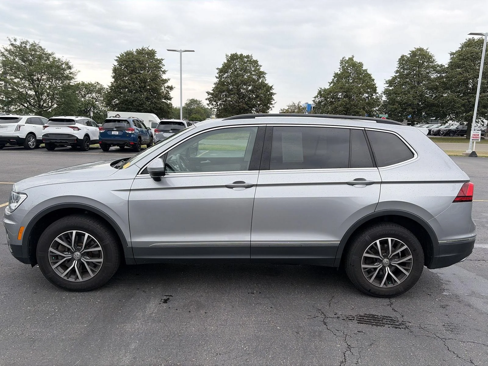 Used 2020 Pyrite Silver Metallic Volkswagen SE image 4