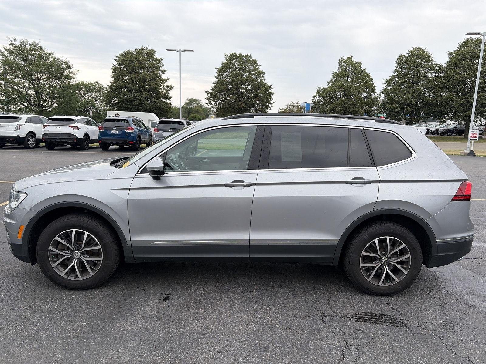 Used 2020 Pyrite Silver Metallic Volkswagen SE image 4