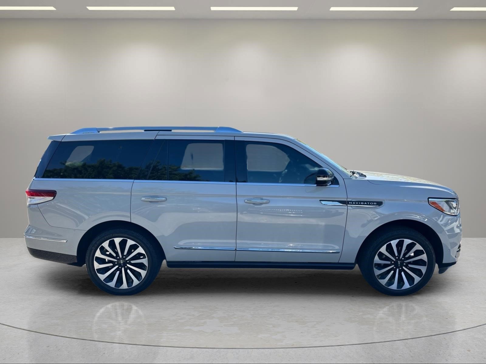 Used 2024 Pearl Metallic Lincoln Reserve image 6